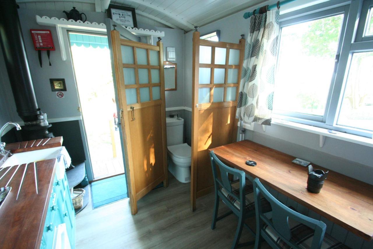 Апартаменты Bronllys Farm Coastal Self-Catering Лланелли Экстерьер фото