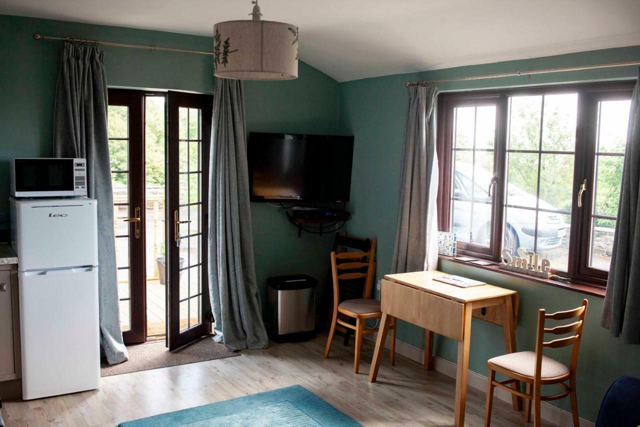 Апартаменты Bronllys Farm Coastal Self-Catering Лланелли Экстерьер фото